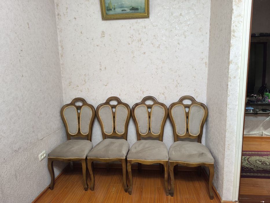 Продаю четыре стула