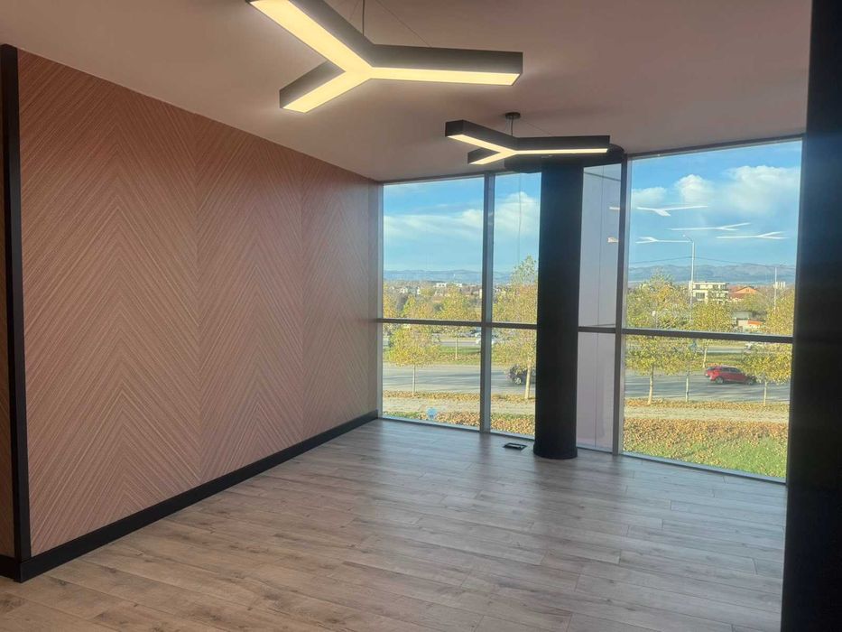 Предлагаме компактен и светъл офис под наем - 36 кв.м