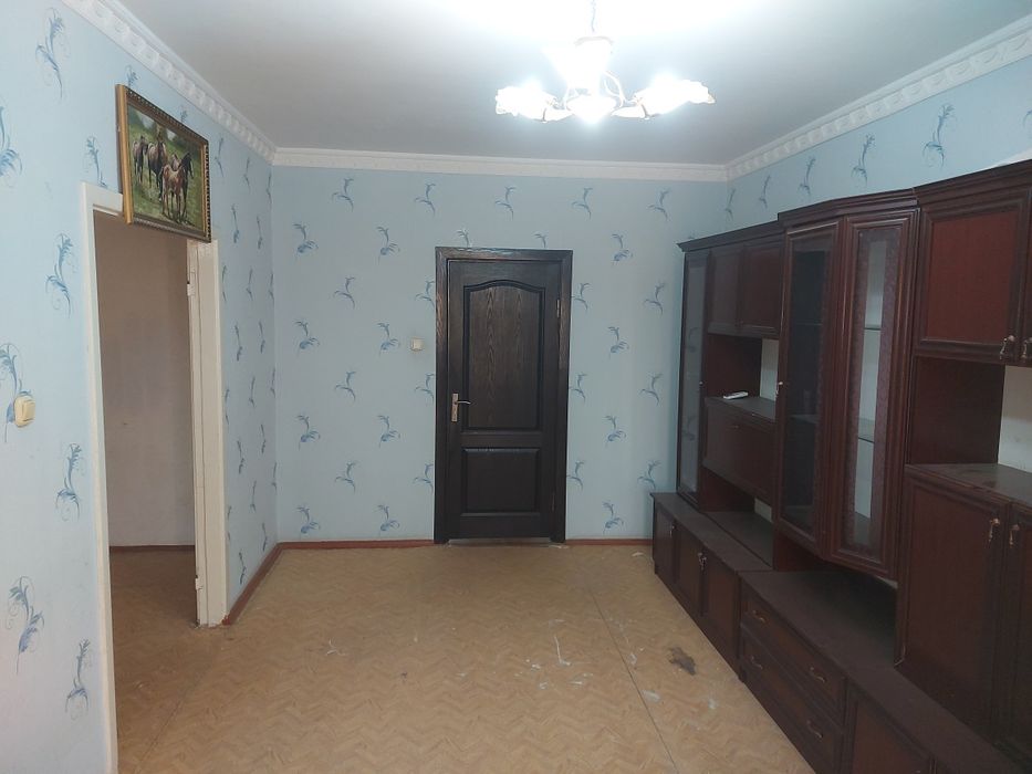 Толстой 12 3хонали 4 этаж урта падезд срочна  такалган нархи