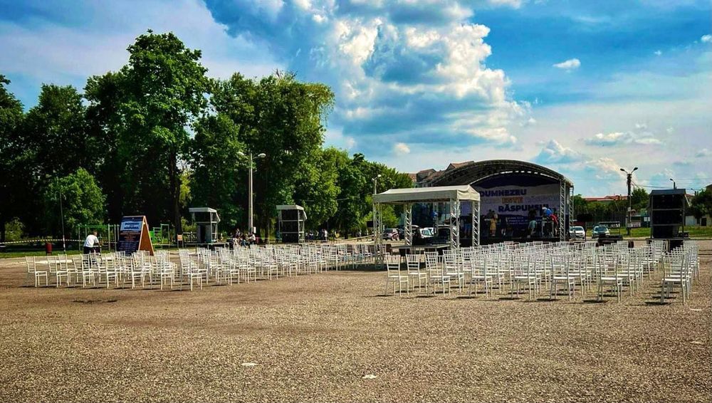 Scaune pentru evenimente de inchiriat (Chiavari alb, Crossback maro)