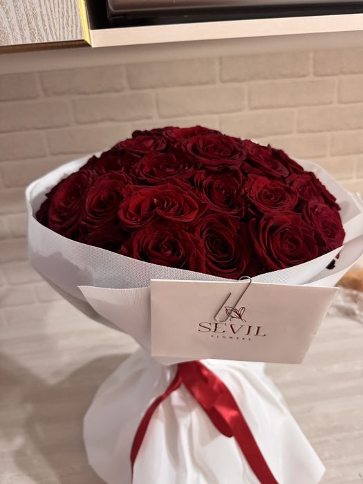 35 раскошьных роз-по цене,который нет ни в одном магазине в города.