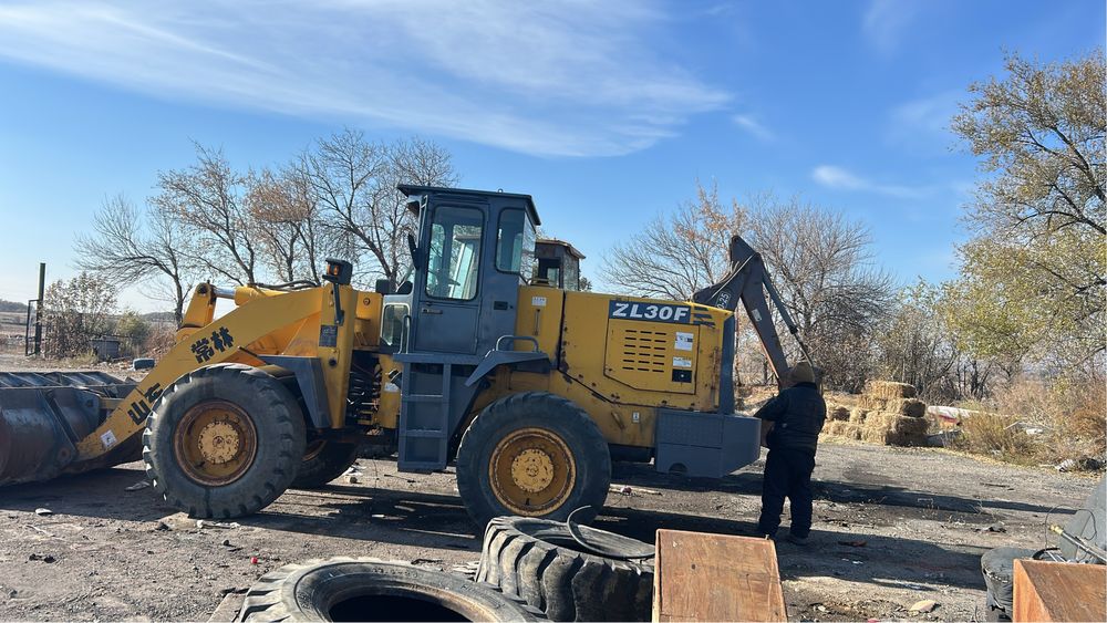 Погрузчик двух кубовый китай