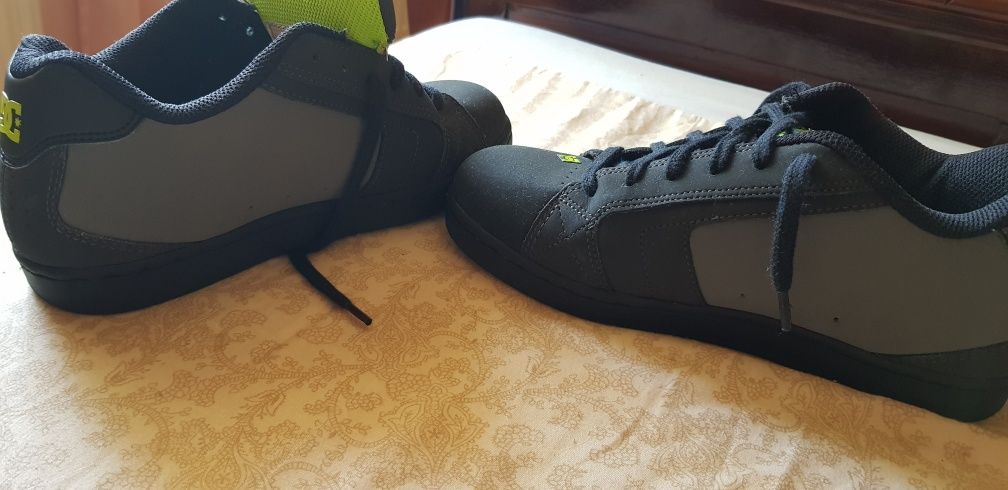 Adidași  negri cu verde