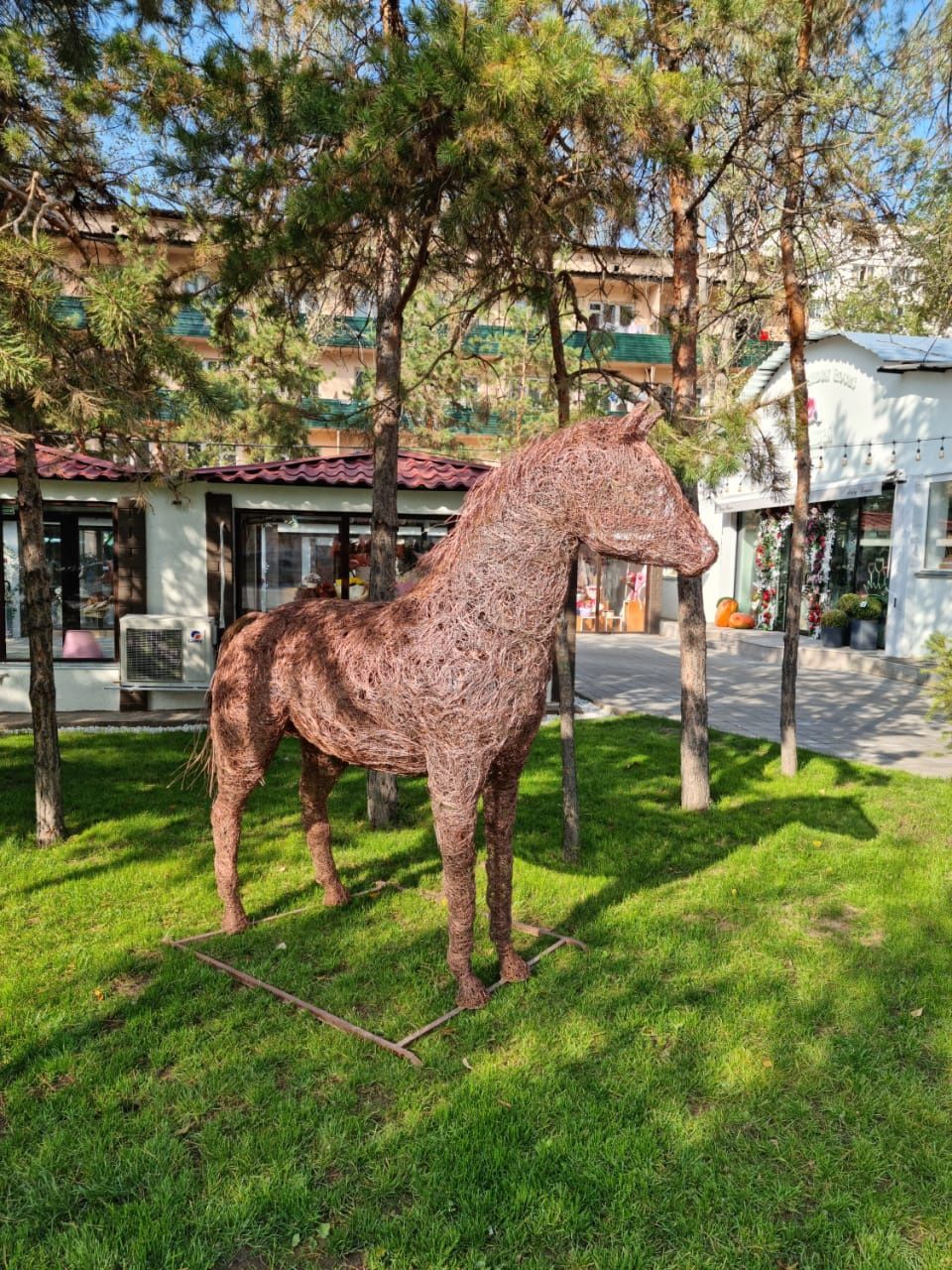 Скульптура коня.