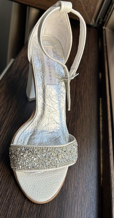 Sandale albe cu pietricele