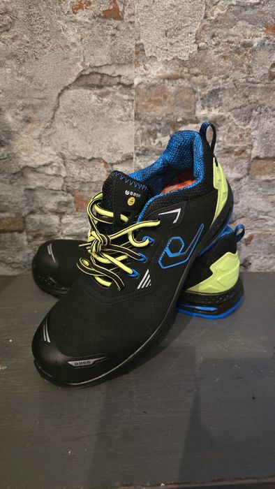 Strauss engelbert, Base