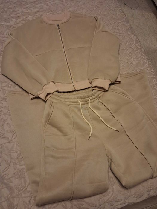 Дамски екип Хс/С размер в бежово ( цвят кайсия )