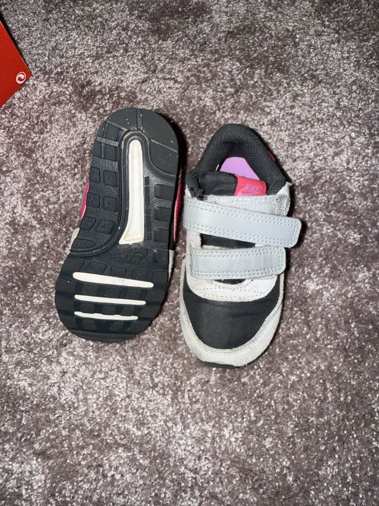 Adidasi NIKE fete marimea 22