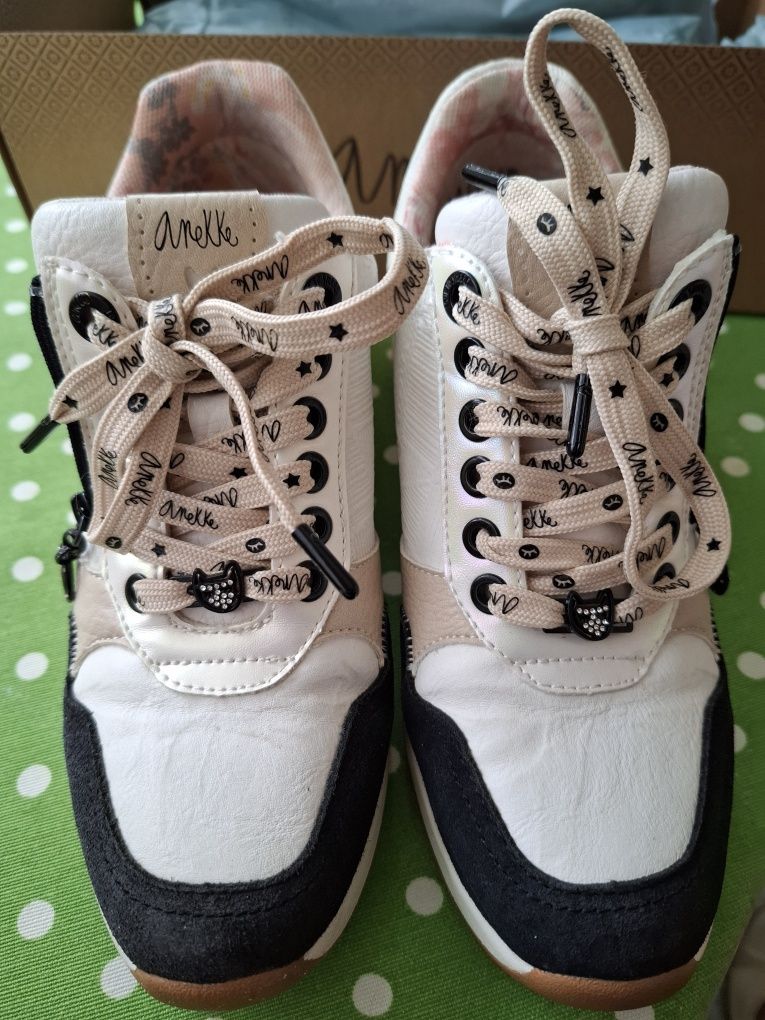 Sneakers  Anekke