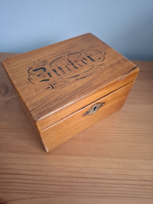 Cutie veche din lemn pentru bijuterii
