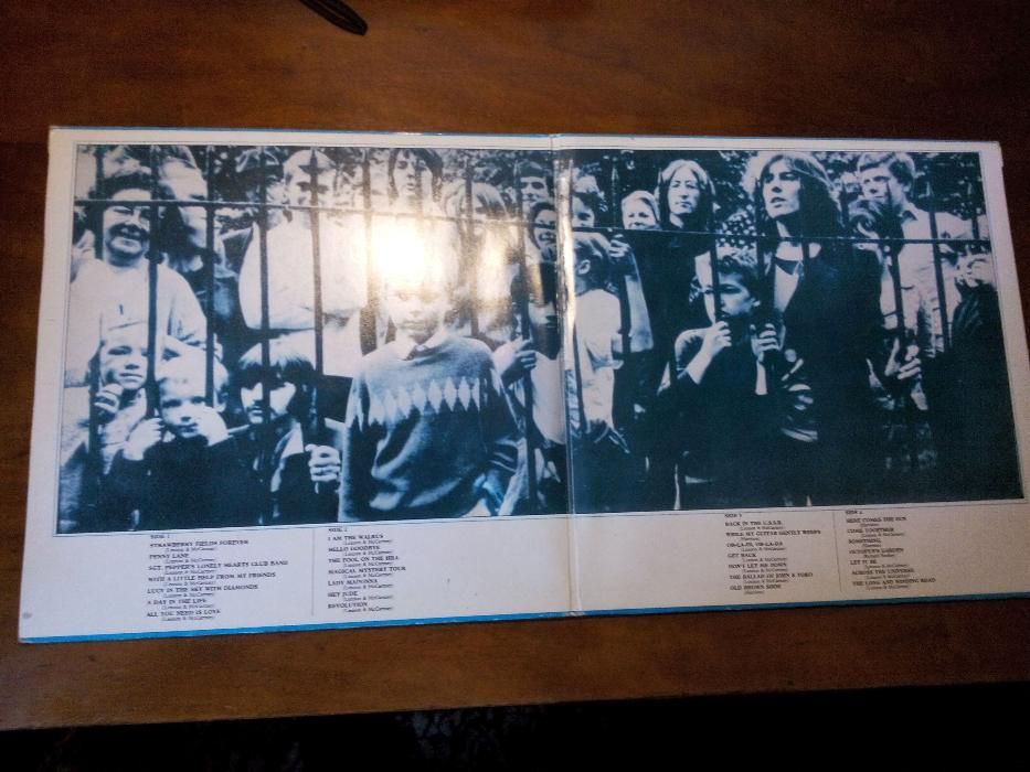 The Beatles fotografie cu autografele celor 4