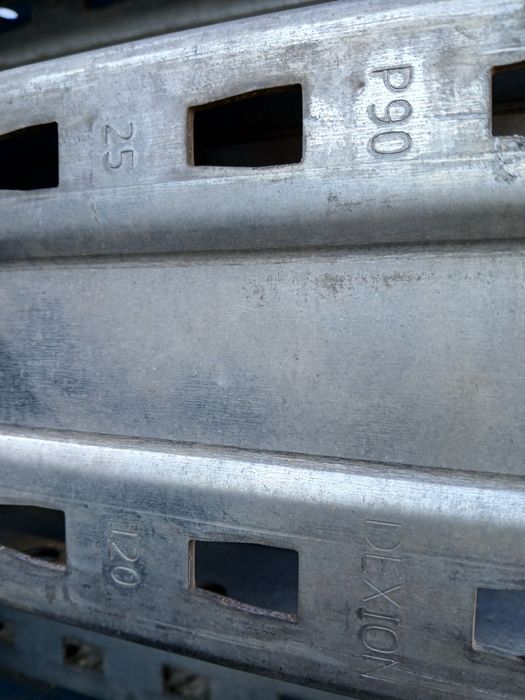 Avem rafturi metalice de vânzare