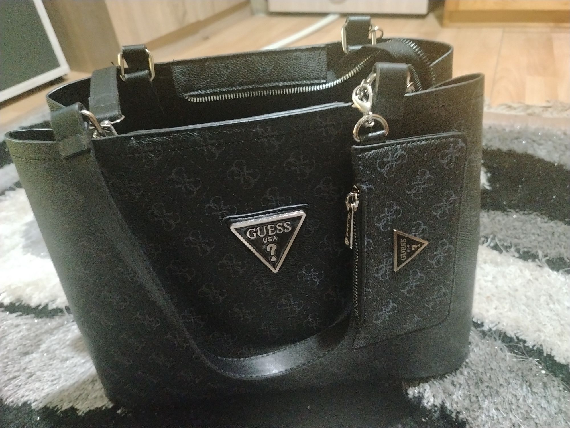 Дамска чанта Guess