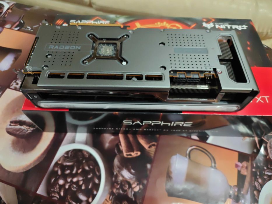 Продавам Sapphire NITRO+ AMD Radeon RX 7800 XT 16GB