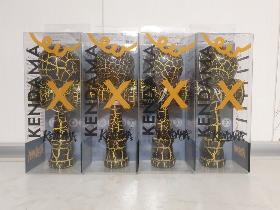 Kendama X neagra cu crapaturi galbene