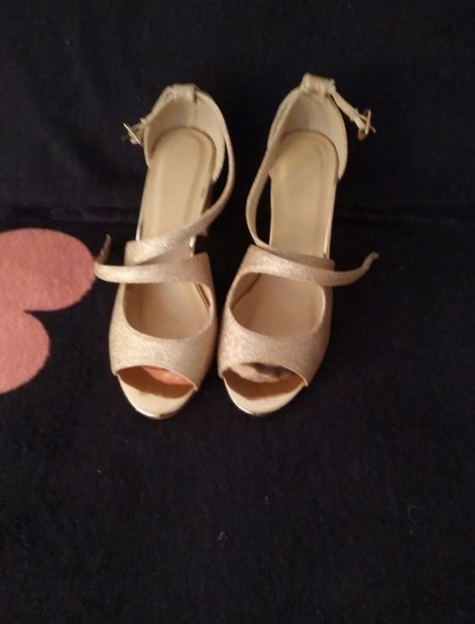Vând pantofi de evenimente