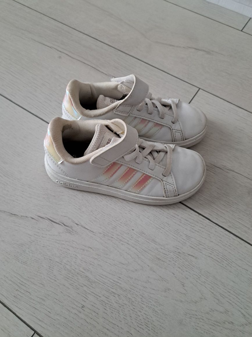 Adidasi  Adidas alb marimea 28 cu 18 cm