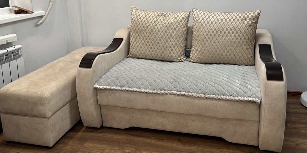 Продам маленький диван с пуфиком