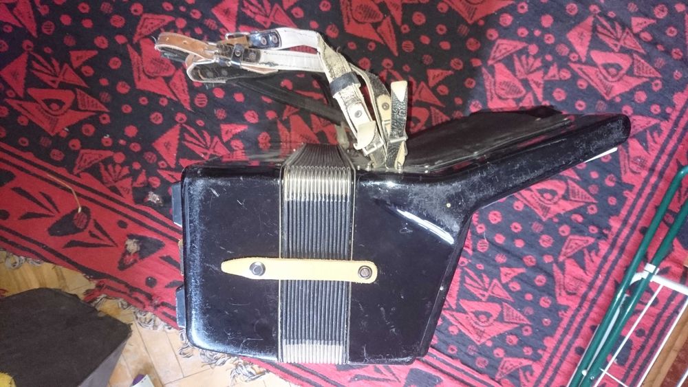 Продавам акордеон Weltmeister Stella 120 баса