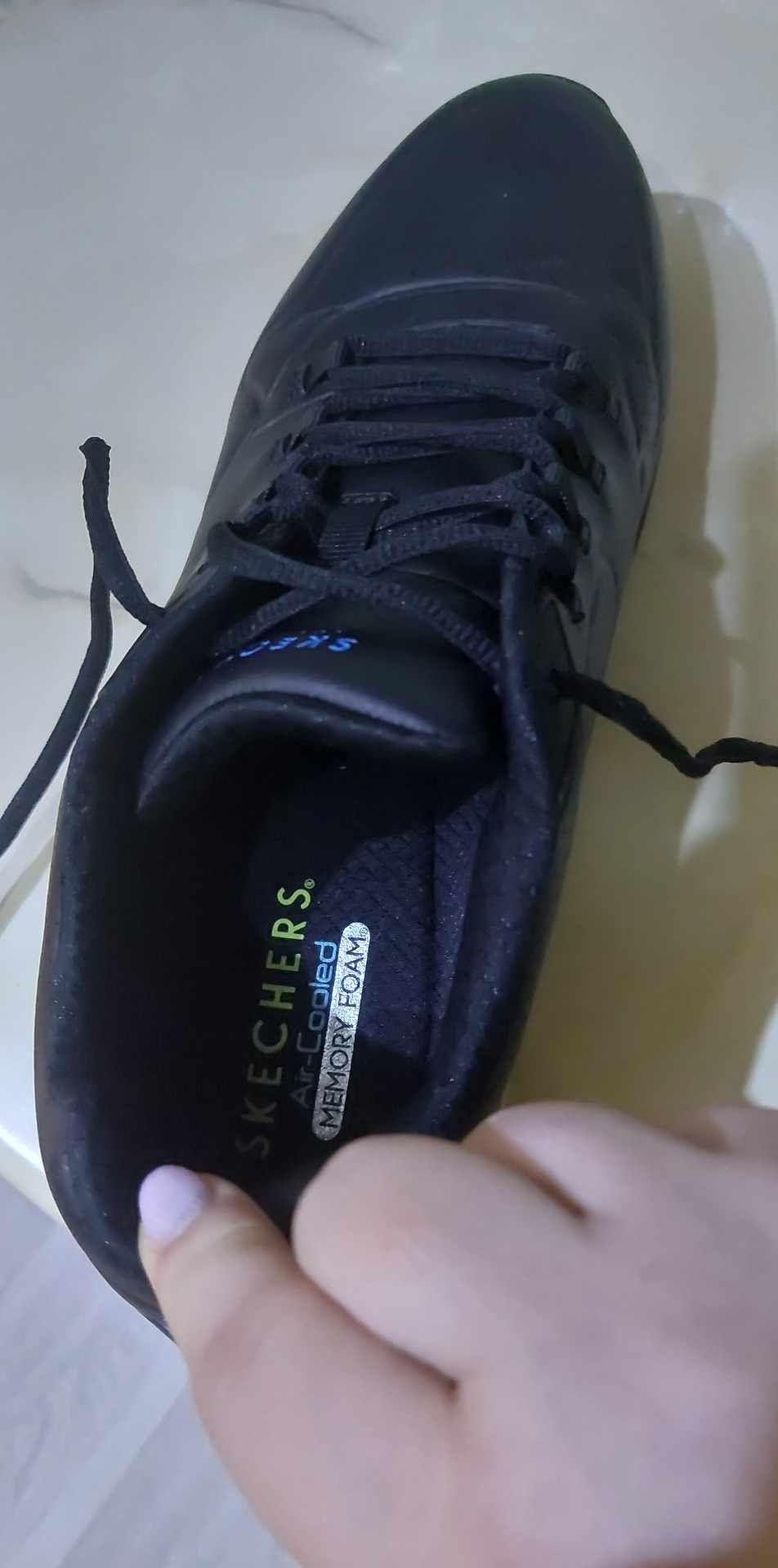 Adidasi skechers