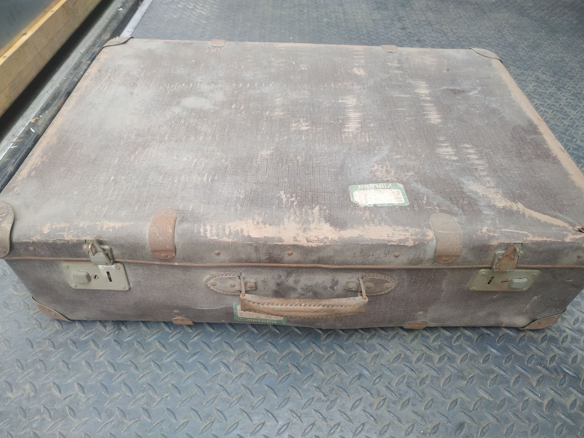 Стар картонен куфар