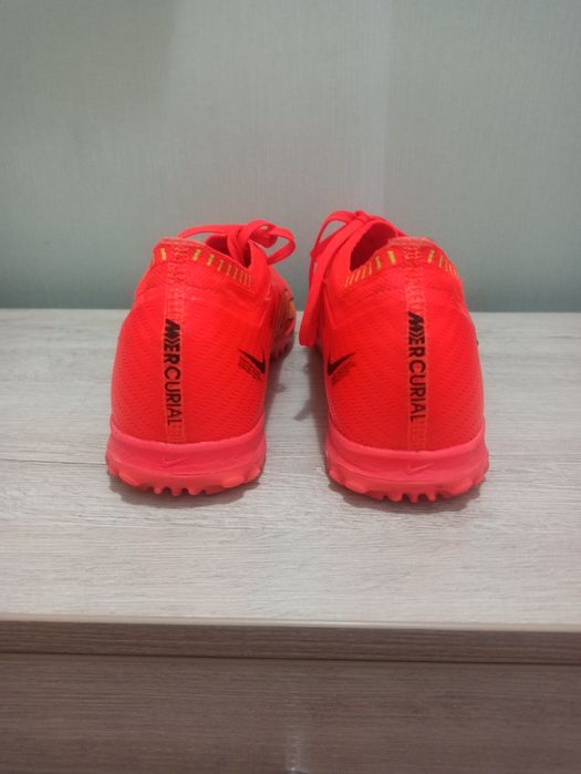 Футбольные бутсы, сороконожки