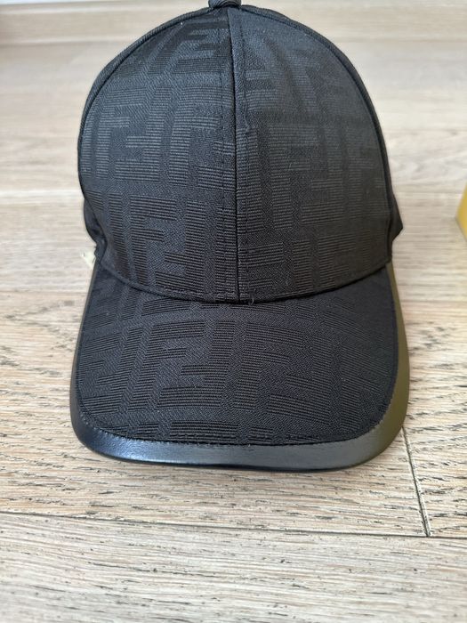 Чисто нови шапки на Fendi 2 принта