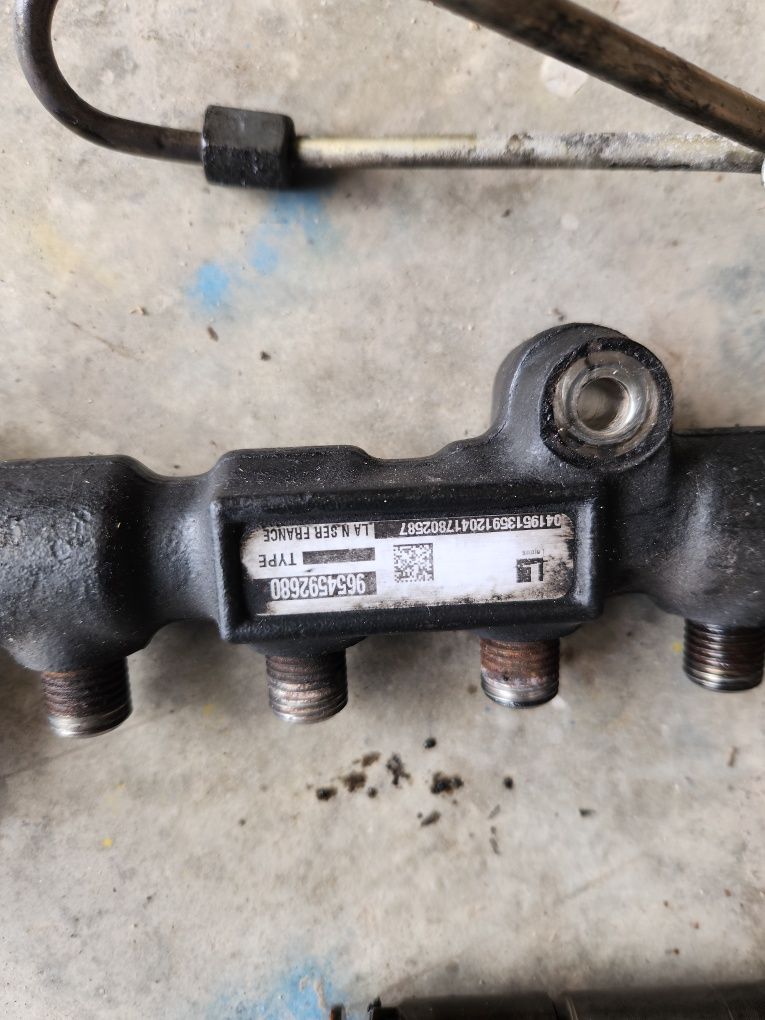 Vand injectoare Mazda 3 peugeot motor 1.6 hdi