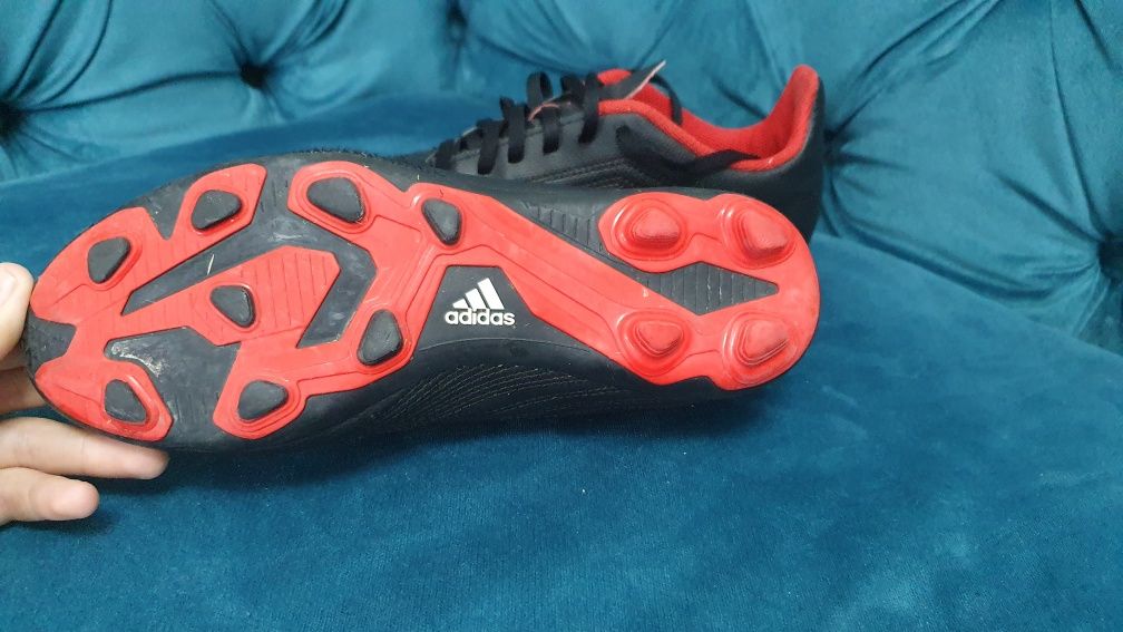Papuci de fotbal Adidas cu cramponi