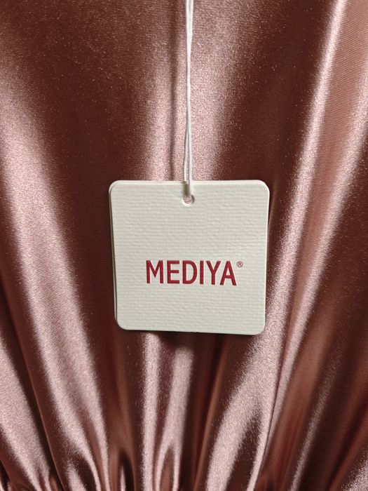 Плисирана официална рокля за официални поводи.