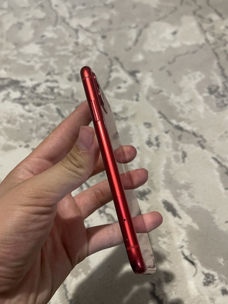 iPhone 11 красный в идеальном состоянии
