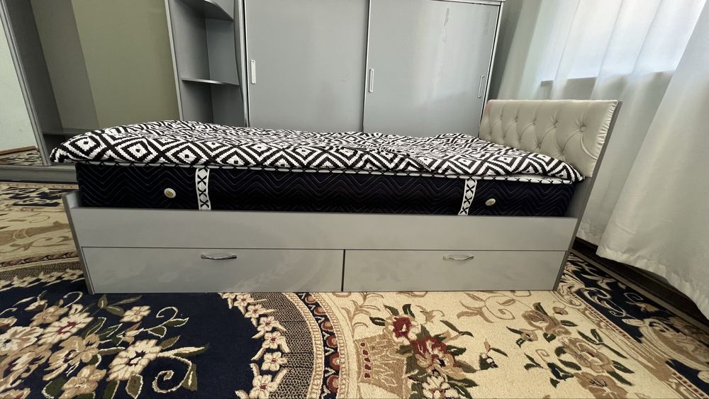 2 одиноковых кровата с нижними шкафчиками