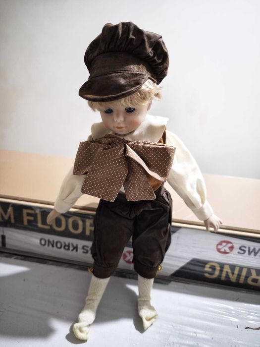 Baiat de porțelan păpușa