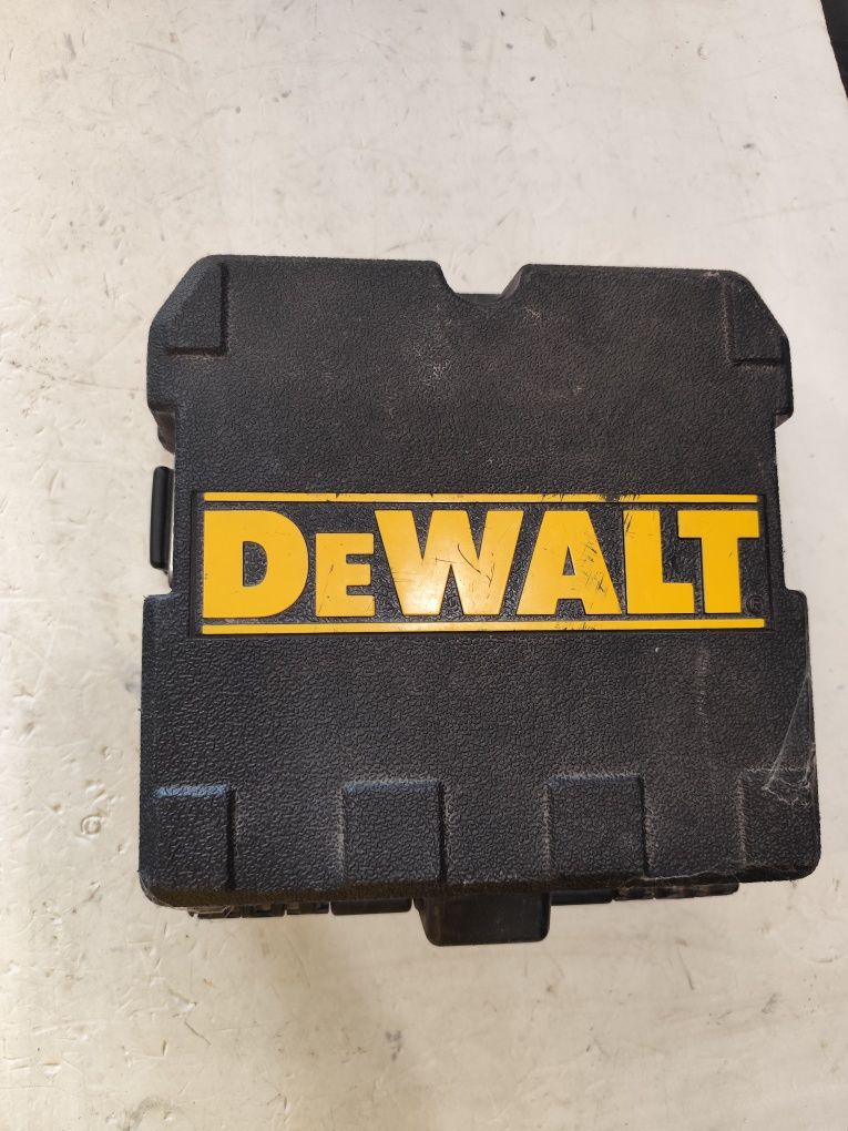 Линеен лазерен нивелир Девалт DeWALT DW088 CG