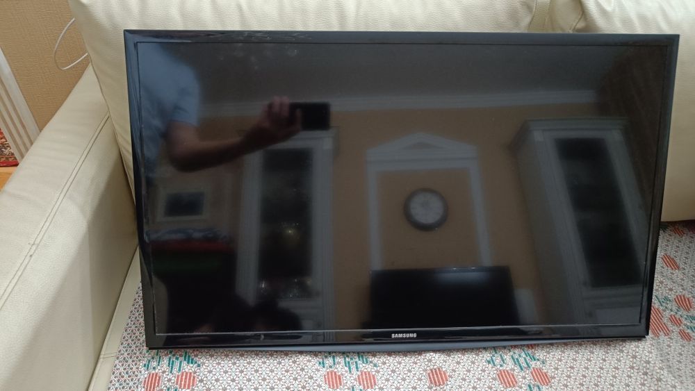 Телевизор Samsung в хорошем состоянии.