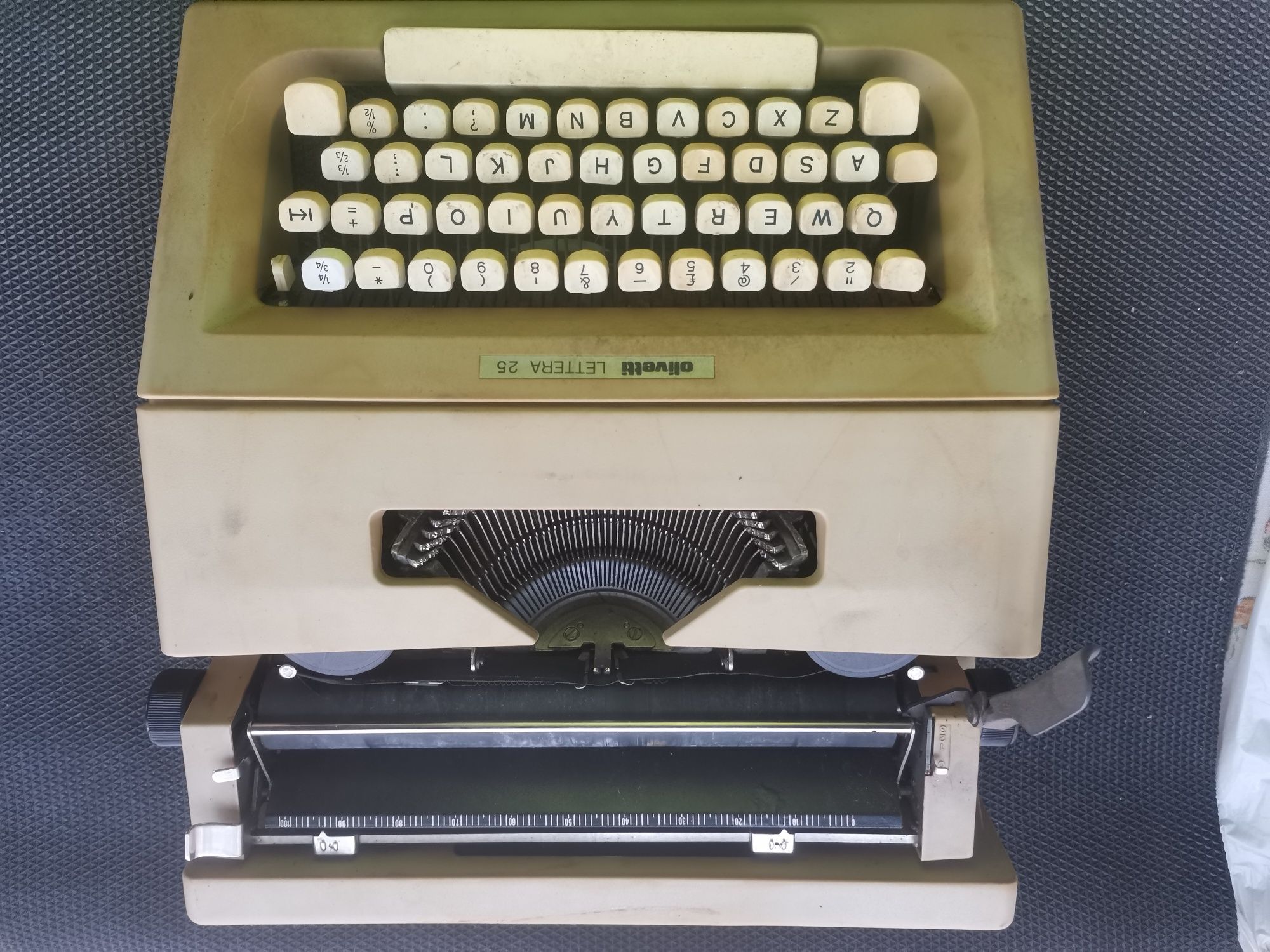 Masina de scris Olivetti Lettera 25