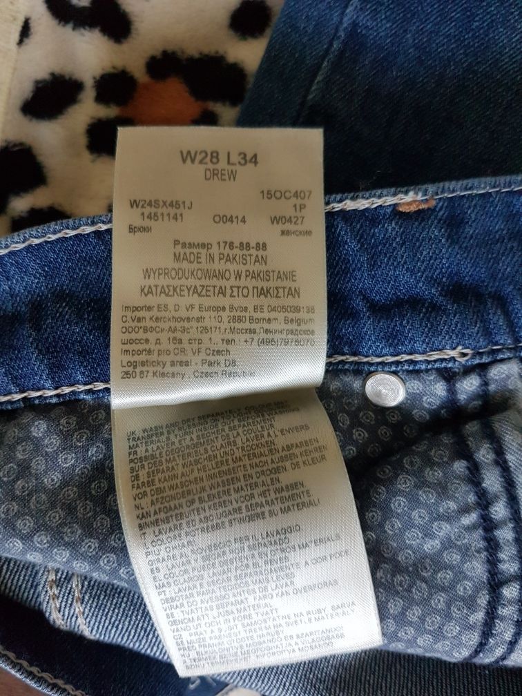 Продават се дънки Wrangler, Lee, Armani и панталон