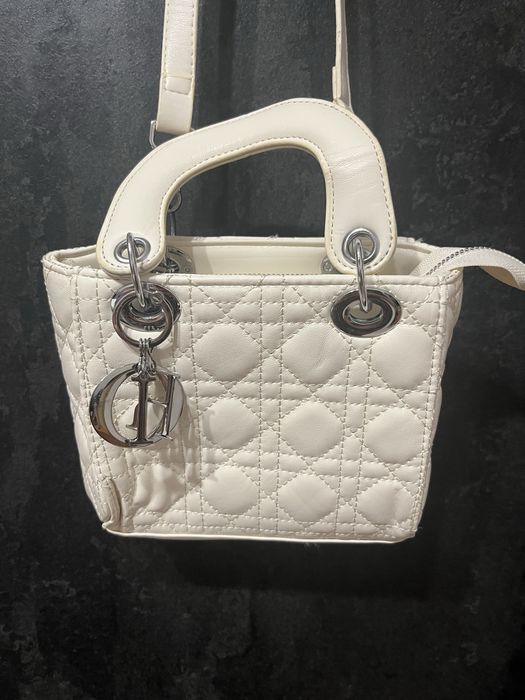 Капитонирана дамска бяла чанта