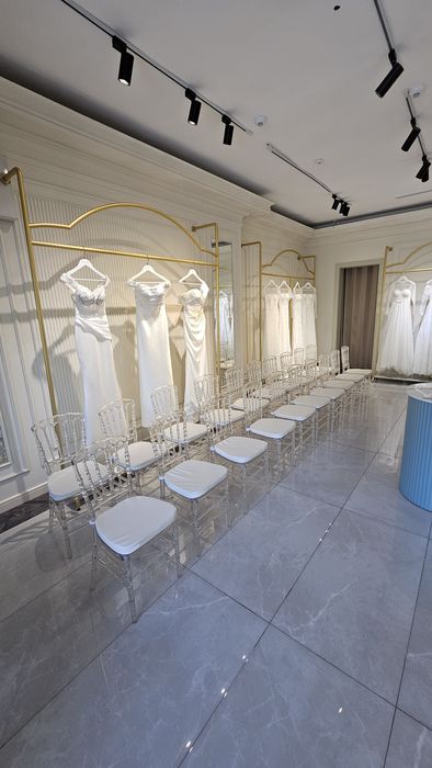 Прозрачный стул арендп . Прокат стульев в такенте . Стеклянный стул .