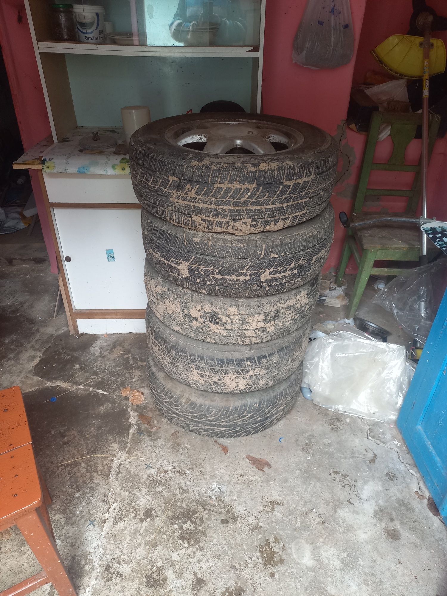 Vând 4 roți cu genți de aluminiu și o roată de rezervă cu geantă de fi