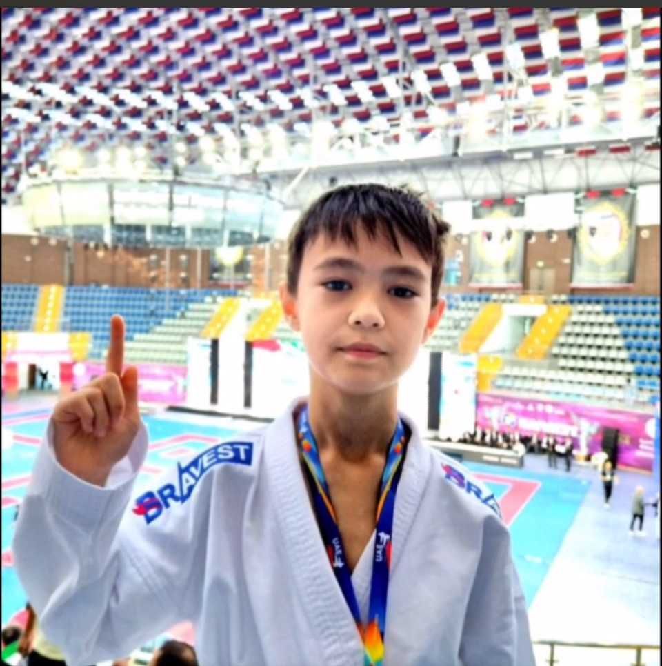 Кимоно для каратэ WKF и Shotokan с нашивками на плечах