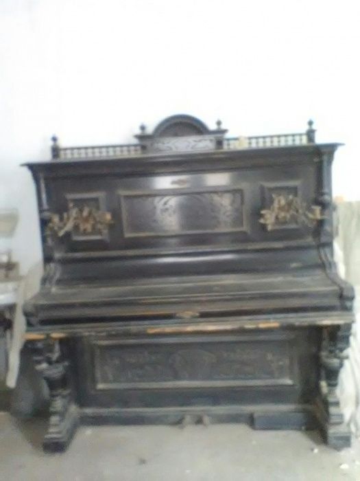 Продается антикварное пианино.