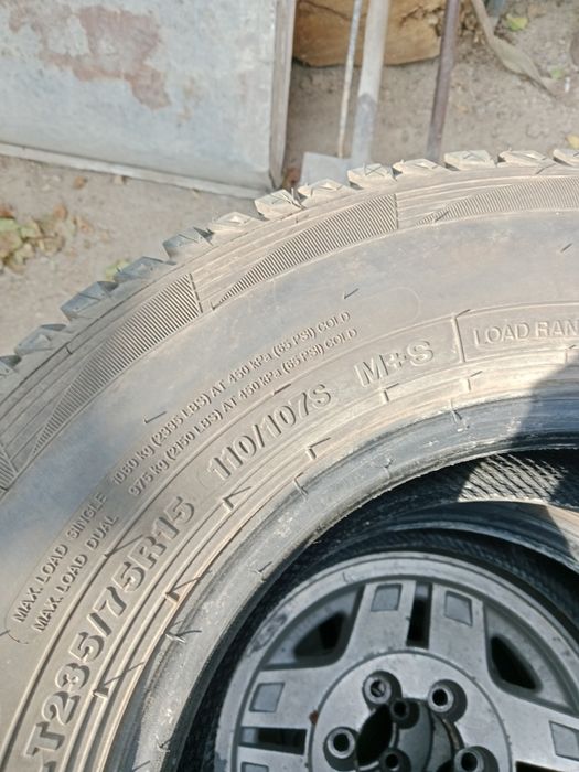 Продам резину все сезонную размер 15,235,75