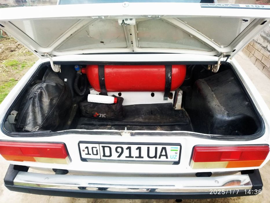 Lada 2107 sotiladi
