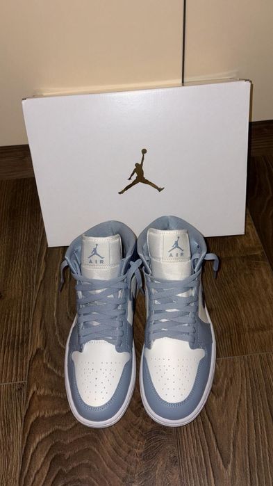 Nike Air Jordan 1 Mid 

NI