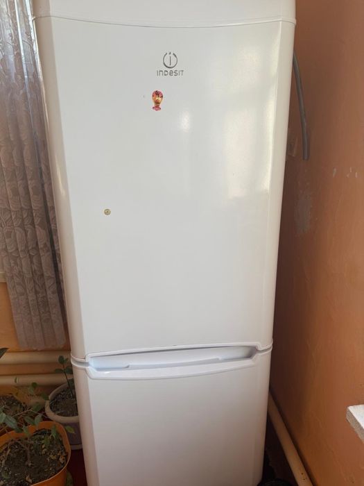 Продам холодильник Indesit