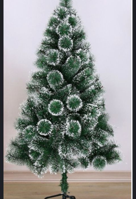 Продам елку новогоднюю. С пышными ветками , не осыпается.