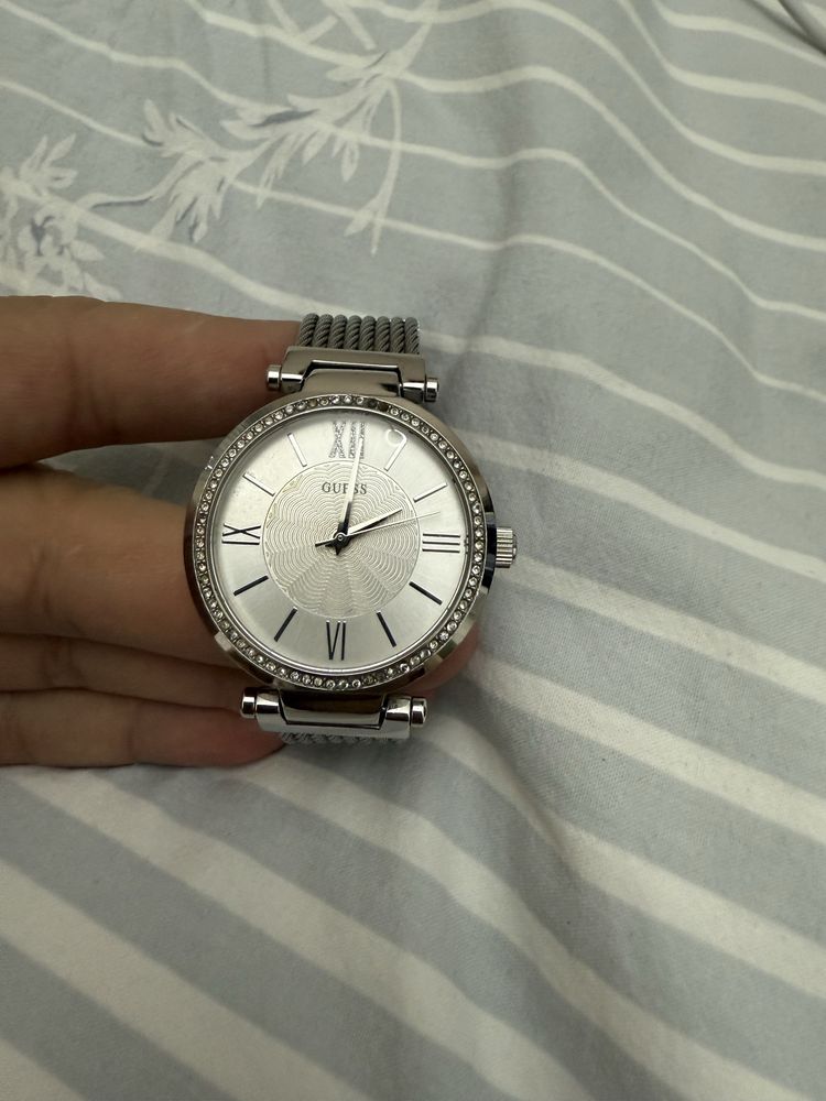 Guess дамски часовник W0638L1