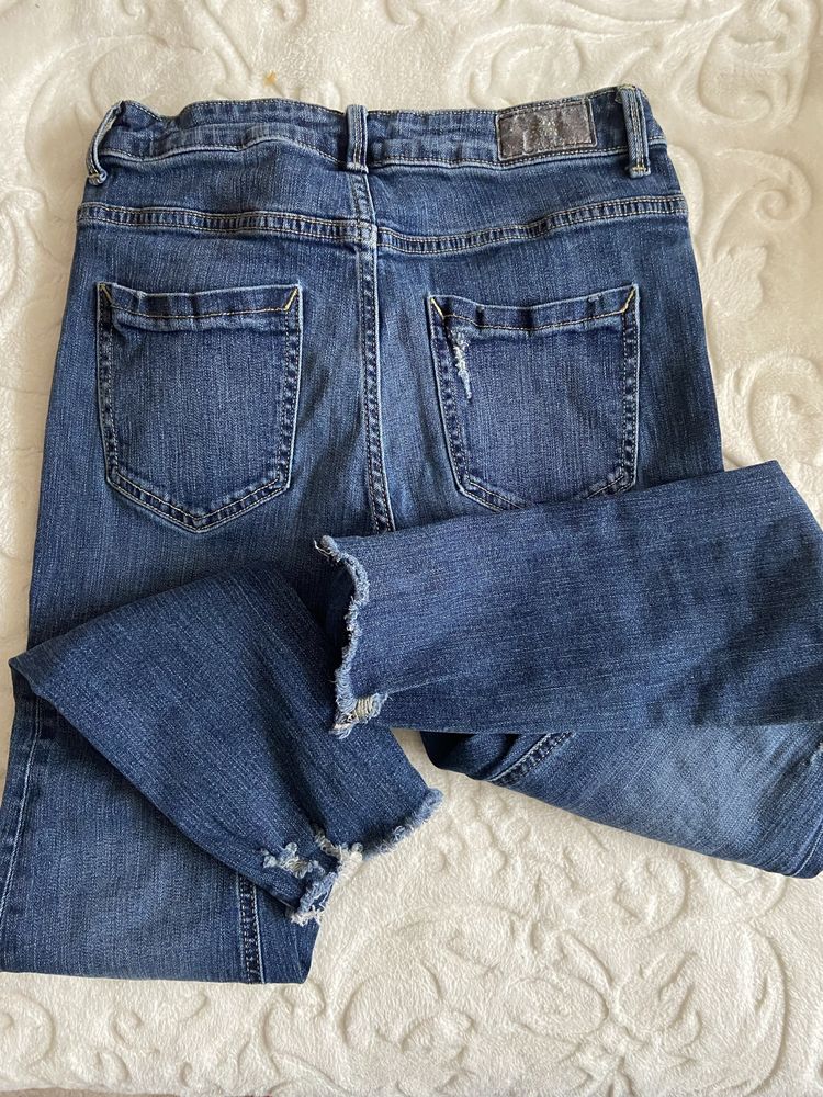 Blugi Zara.
