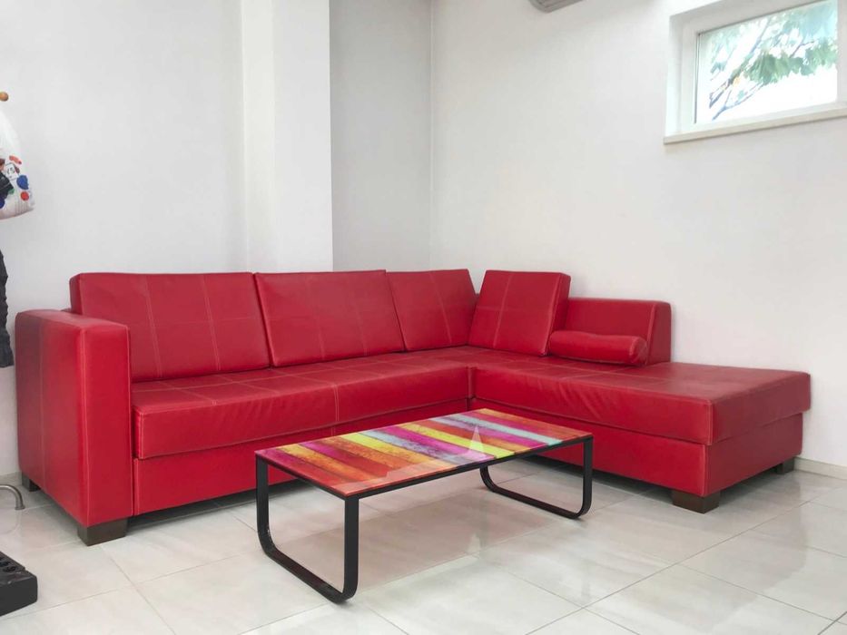 Маса и ъглов диван изкуствена кожа, отлично състояние.